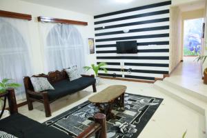 蒙巴萨MOA Nyali Beach Ensuite Rooms with swimming的客厅设有黑白条纹墙