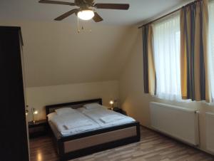 锡尔沃斯瓦里德提普塔普拉克旅馆的一间卧室配有一张床和吊扇