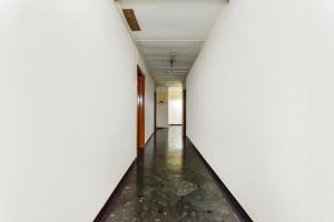 莫尔穆冈FabHotel Maharaja的白色墙壁的办公楼里空的走廊