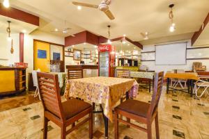 莫尔穆冈FabHotel Maharaja的一间带桌椅的用餐室