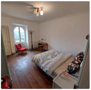 Saint-Amand-JartoudeixLe Clos Saint Roch的一间卧室配有一张床、一张书桌和一个窗户。