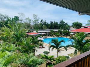 邦劳Buona Vita resort的享有度假村游泳池的顶部景致