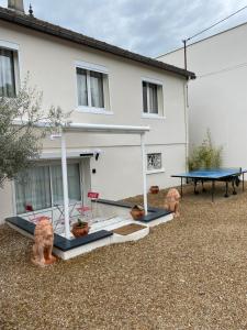 蒂恩奎克斯appart studio complet RDC de maison avec extérieur的院子里带乒乓球桌的房子