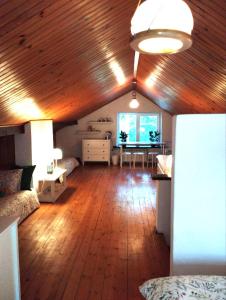 康斯坦钦-耶焦尔纳Nest 4 Rest的大型客厅设有木制天花板和桌子