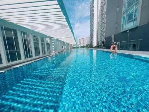 广州广州雅诗阁服务公寓 - 免费广交会穿梭巴士的大楼里的一个大型蓝色游泳池