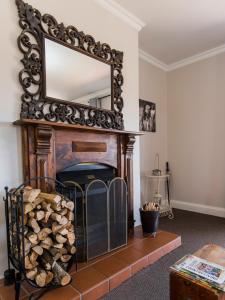 莫里维尔Old Rearsby的客厅内有一个壁炉,上面有镜子