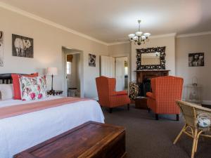 莫里维尔Old Rearsby的一间卧室配有一张床、两把椅子和一张书桌