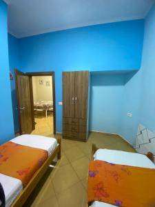LibrazhetRIVER ROOMS的一间设有两张床和蓝色墙壁的客房