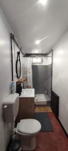 萨路特德沃克吕兹LA JOVINE 2 Sault的浴室配有卫生间、盥洗盆和浴缸。