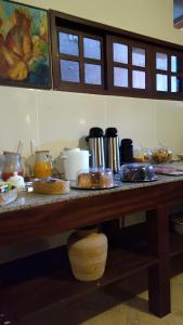 福塔莱萨Hotel Navegantes Beach的厨房柜台配有餐桌和食物