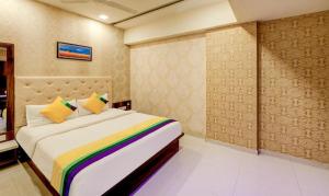 艾哈迈达巴德Hotel Landmark inn的一间卧室配有一张特大号床。