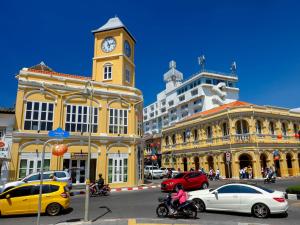 攀瓦海滩Phuket Panwa Beachfront Resort的一条城市街道,有钟楼和建筑