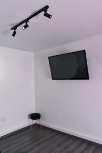 埃莫西约Nomad Casa en la mejor ubicación的墙上配有平面电视的黑椅子