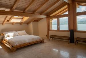 图恩Lakeside Chalet with Panorama View的一间设有床铺的卧室,位于带窗户的房间内