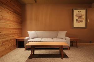 札幌UNWIND Hotel & Bar Sapporo的带沙发和咖啡桌的客厅
