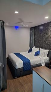 KūkkālKookal Valley Organic Farm & Stay的一间卧室配有一张带蓝色枕头的大床