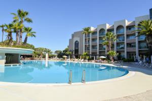 阿尔布费拉Falésia Hotel - Adults Only的酒店前方的大型游泳池