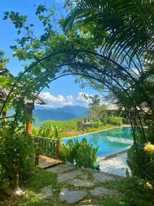 Pu LuongPu Luong Eco Garden的度假村的山景游泳池