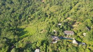 Pu LuongPu Luong Eco Garden的山边房子的空中景观