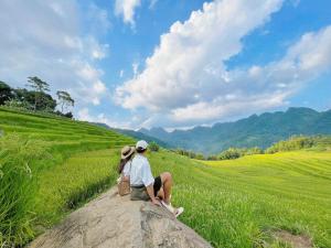 Pu LuongPu Luong Eco Garden的坐在一块岩石上的男人和女人