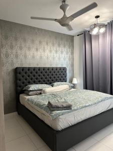 艾尔克如The Heights Residence Condo Ayer Keroh Melaka WIFI 100mbps的一间卧室配有一张床和吊扇