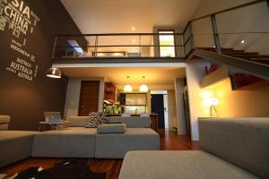 塞米亚克佩特坦盖特501号公寓的客厅设有两张沙发和一个楼梯