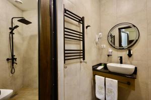久姆里Fiorella Gyumri的一间带水槽和镜子的浴室