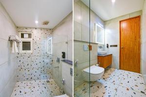 古尔冈FabHotel Soft Petals的浴室设有卫生间和淋浴,两幅图片