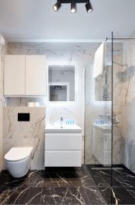 波兹南Poznań Airport Comfort Apartment的浴室配有卫生间、盥洗盆和淋浴。