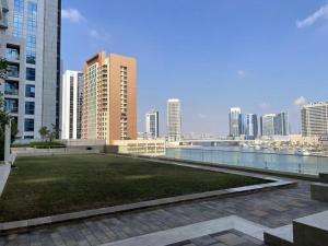 迪拜Reva Residence Building, Step away from Dubai mall的享有城市天际线和高楼的景色