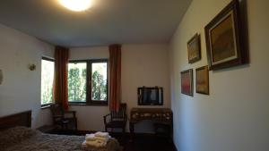 巴尼亚Kameno的卧室配有床、桌子和窗户。