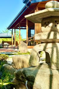 富士河口湖Private Villa ietona的建筑前的石头喷泉