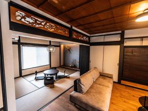 出云市Izumo Biyori Horikawa Villa - Vacation STAY 28459v的客厅配有沙发和桌子