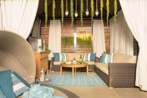 纳帕梅丽泰治水疗度假酒店的带沙发和桌子的客厅