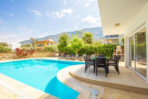 厄吕代尼兹Villa Valley 5的别墅 - 带游泳池和桌椅