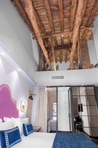 格拉纳达Hotel Casa Palacete Tablas的一间卧室设有一张木天花板床。