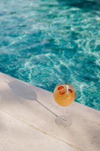阿拉恰特Pachamama Alaçatı的游泳池旁的玻璃杯里的小甜圈