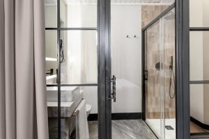 格拉纳达Hotel Casa Palacete Tablas的一间带玻璃淋浴间和卫生间的浴室