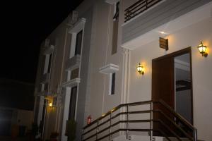 卡拉奇Xefan Hotels的一座有楼梯的建筑,晚上有门