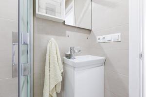 托雷德尔马尔A&N Margarita的白色的浴室设有水槽和卫生间。
