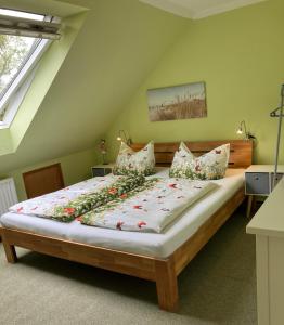 费马恩Ferienhof BauerMüller的一间卧室配有一张带鲜花的大床