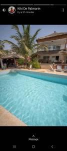 Palmarinla villa sur la plage的房屋前游泳池的照片
