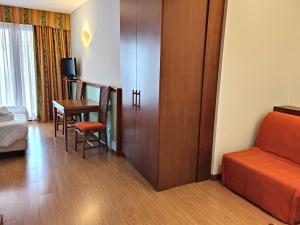 格拉多古斯西欧二世酒店的酒店客房配有一张床铺、一张桌子和一张书桌。
