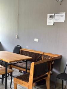 卡兹贝吉Guest house chavchavadze N23的客房设有桌子和带桌椅的长凳