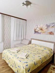 弗拉涅Esperanto的卧室配有一张挂有花卉画的床铺。