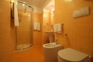 米兰帕妮萨酒店的浴室配有卫生间、淋浴和盥洗盆。