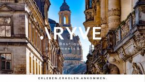 德累斯顿ARYVE® Boutique-Apartment DRESDNER PENTHOUSE mit Blick auf Frauenkirche, TG-Stellplätze und Design-Interieur的维纳市的形象,在建筑之间有着独特的字眼