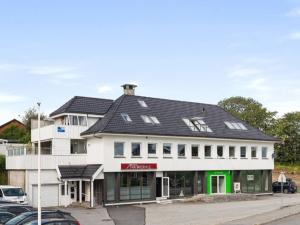 NærbøLeilighet i Nærbø sentrum的白色的建筑,有黑色的屋顶
