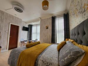 法利Daffodil Guest House的一间卧室配有一张带黄色毯子的大床