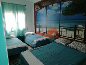 兰卡Can Pau Santa Parascheva的海景客房 - 带两张床